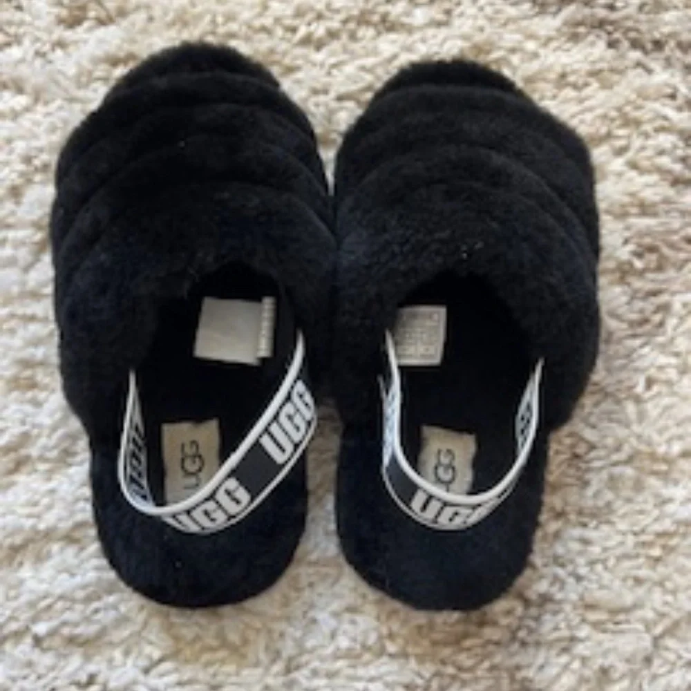 UGG Fluff Yeah Youth Size 2 Black Sheepskin Fur Sling back Slipper Sandals